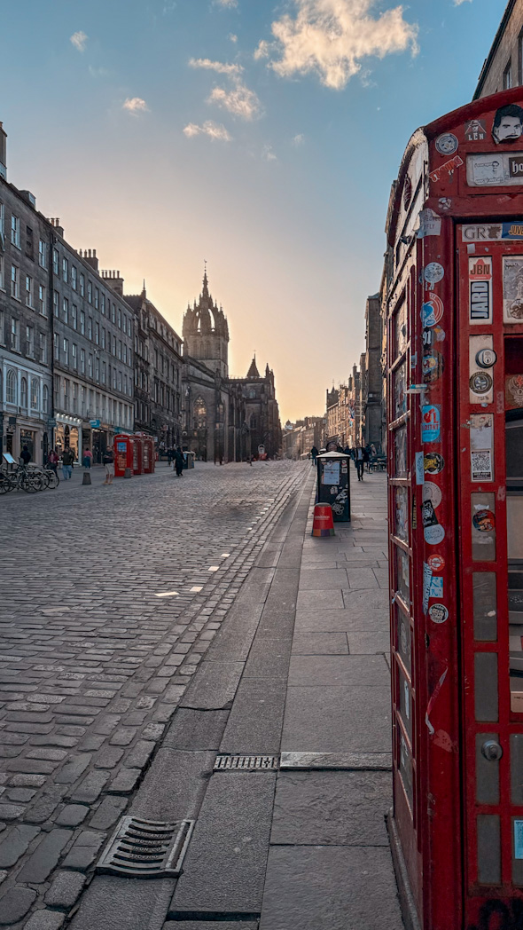La Royal Mile, rue emblématique de la vieille ville d’Édimbourg reliant le château au palais de Holyrood.