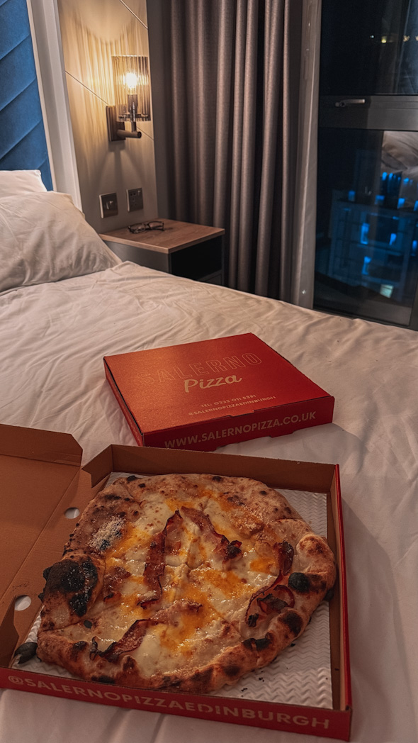Pizza de chez Salerno pizza dégustée dans notre chambre au Roomzzz Aparthotel à Édimbourg après une journée de visite.