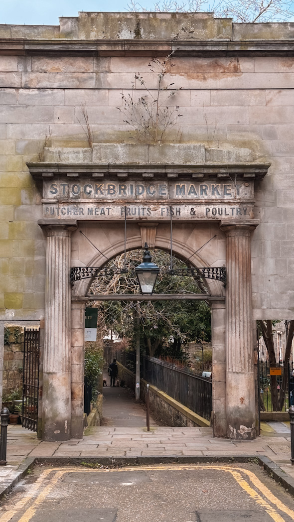La porte d'entrée du Stockbridge old market lors d'une balade dans le quartier pendant un week-end à Edimbourg