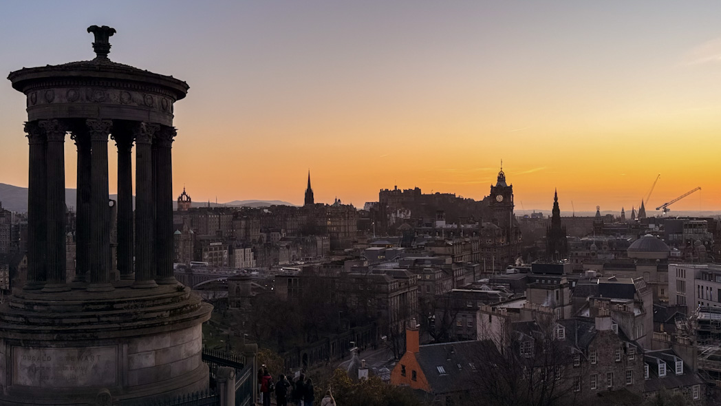 Vue sur Édimbourg depuis Calton Hill au coucher du soleil.