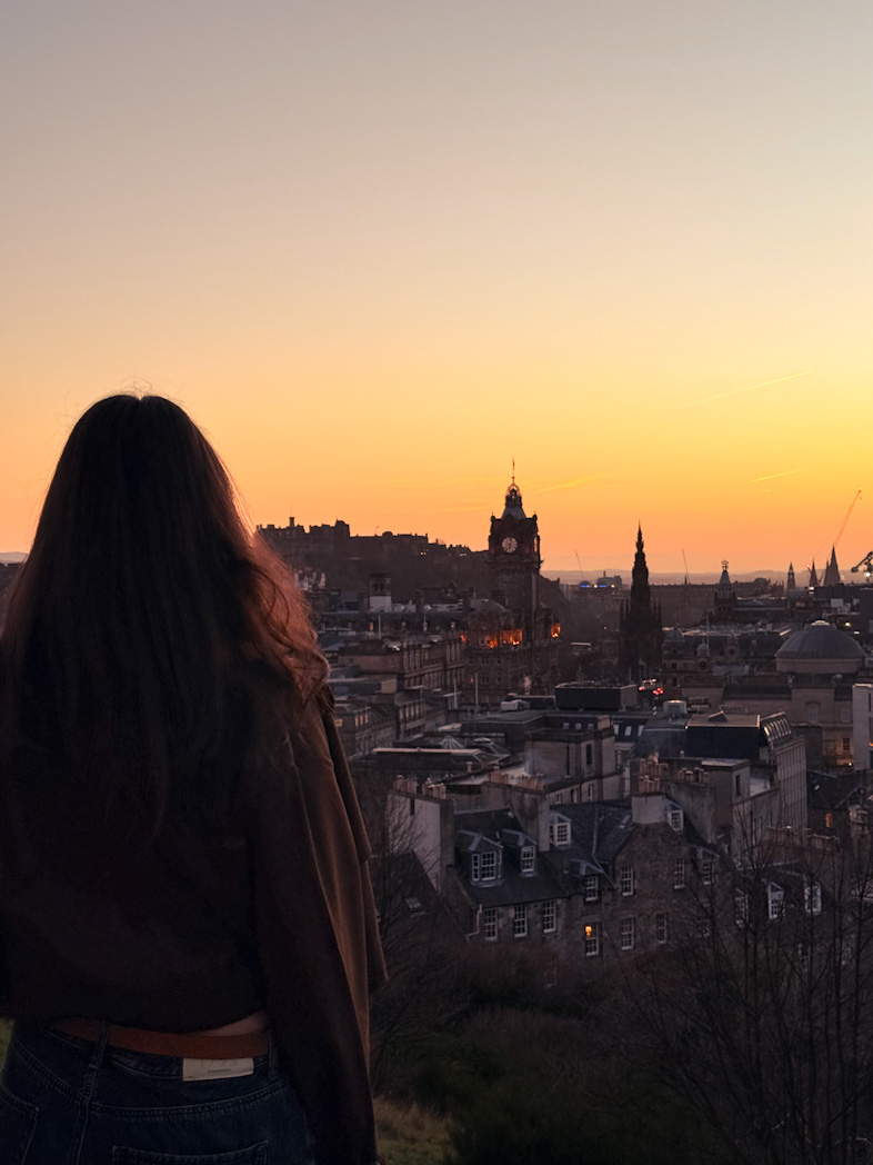 Vue sur Édimbourg depuis Calton Hill au coucher du soleil.