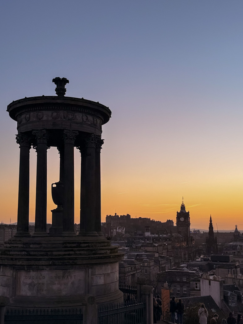 Vue sur Édimbourg depuis Calton Hill au coucher du soleil.