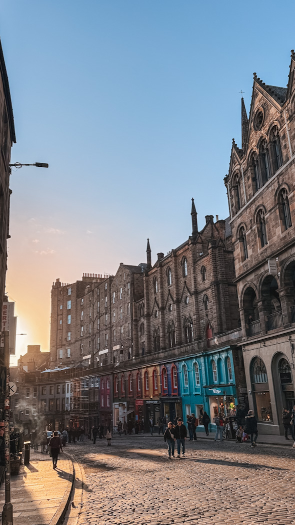 Les maisons colorées de Victoria Street à Édimbourg, passage incontournable lors d'un séjour dans la capitale écossaise
