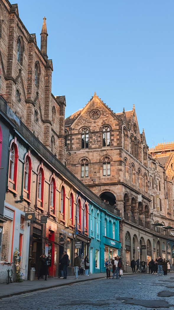 Les maisons colorées de Victoria Street à Édimbourg, rue qui aurait inspiré le Chemin de Traverse dans Harry Potter.