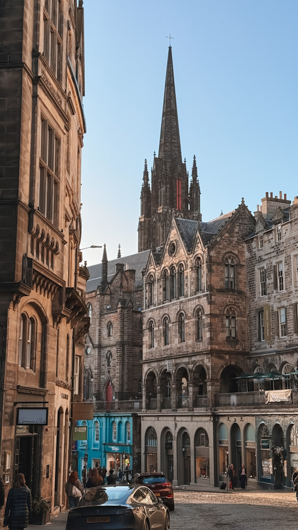 Les maisons colorées de Victoria Street à Édimbourg, passage incontournable lors d'un séjour dans la capitale écossaise