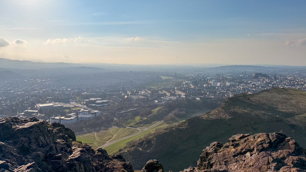Vue panoramique sur Édimbourg depuis le sommet d’Arthur’s Seat.