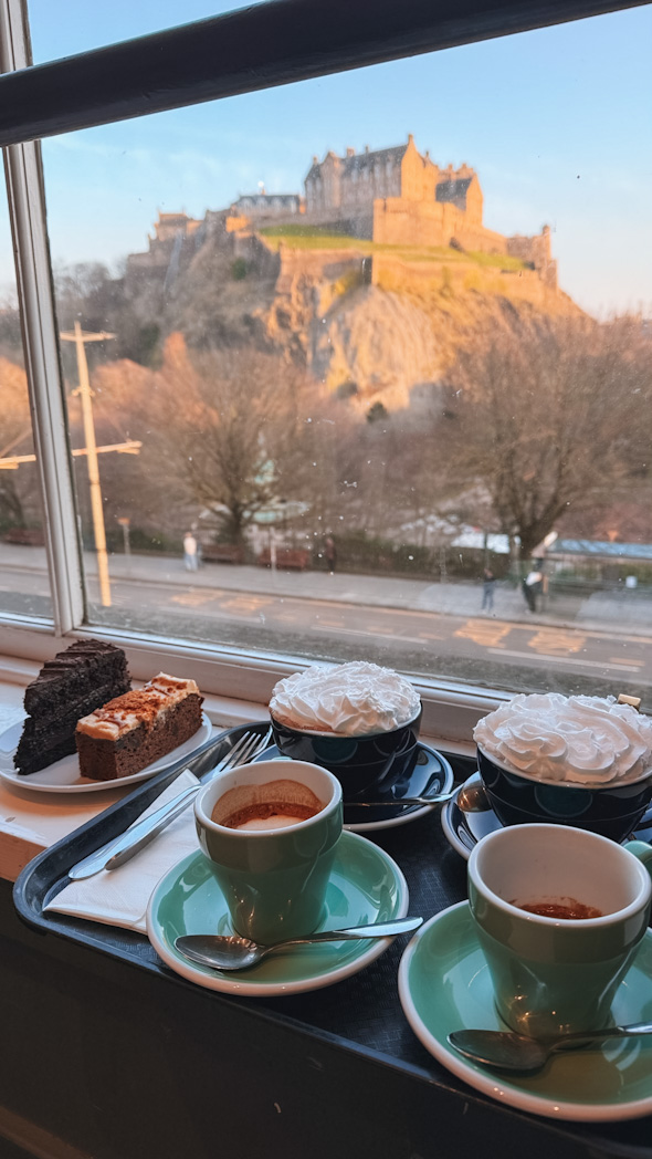 Vue sur le château d’Édimbourg depuis le café Waterstones dans la vieille ville.