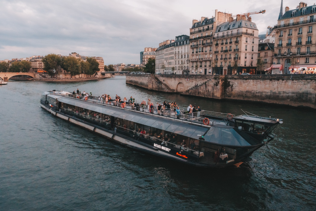 Bateau-mouche sur la Seine à Paris, activité idéale lors d’un week-end Céline Dion