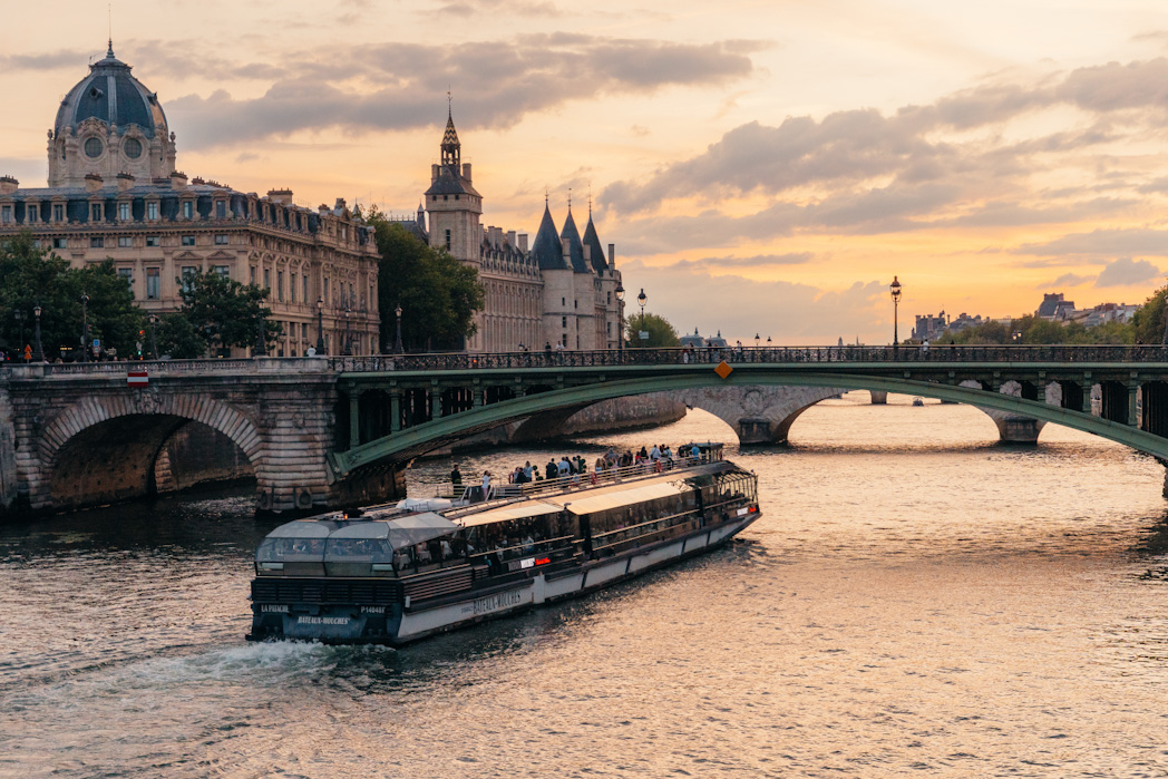 Bateau mouche de nuit sur la Seine avec monuments illuminés à Paris