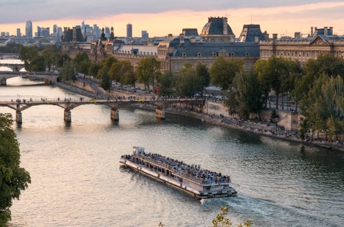 Bateau mouche de nuit sur la Seine avec monuments illuminés à Paris