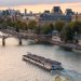 Bateau mouche de nuit sur la Seine avec monuments illuminés à Paris