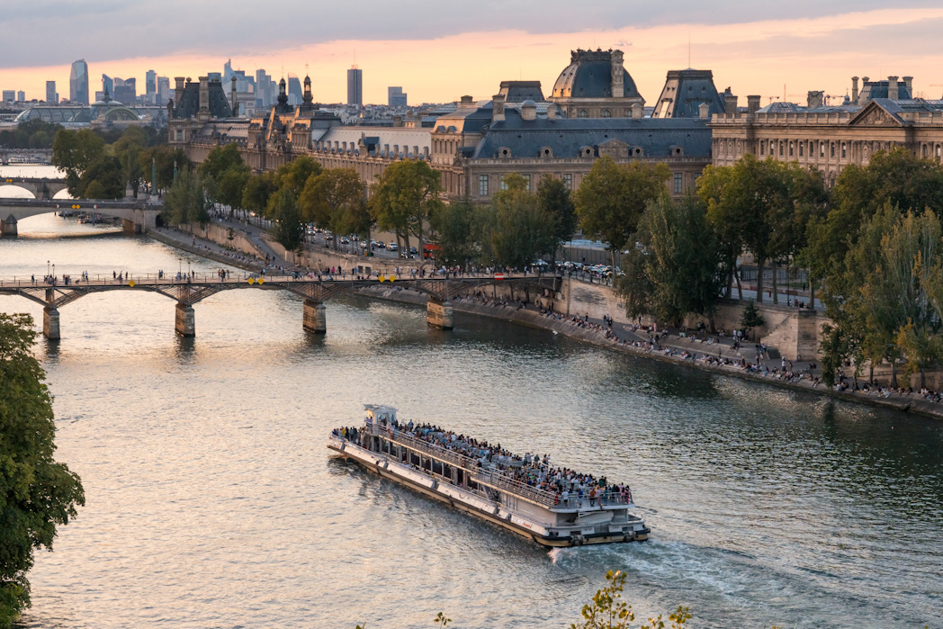 Bateau mouche de nuit sur la Seine avec monuments illuminés à Paris