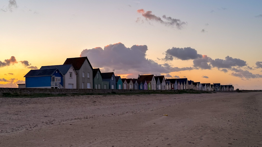 Coucher de soleil sur la plage de Ravenoville à Sainte-Mère-Eglise avec ses cabines de plage, à faire dans le Cotentin