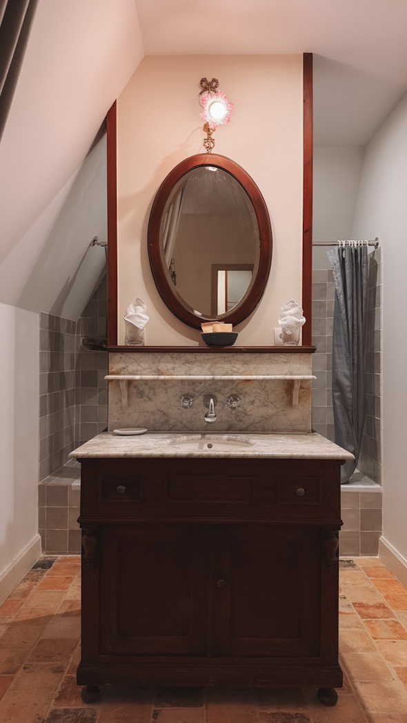 Salle de bain vintage et raffiné de l’appartement Pavillon Haut du Domaine de Ravenoville, séjour dans le Cotentin