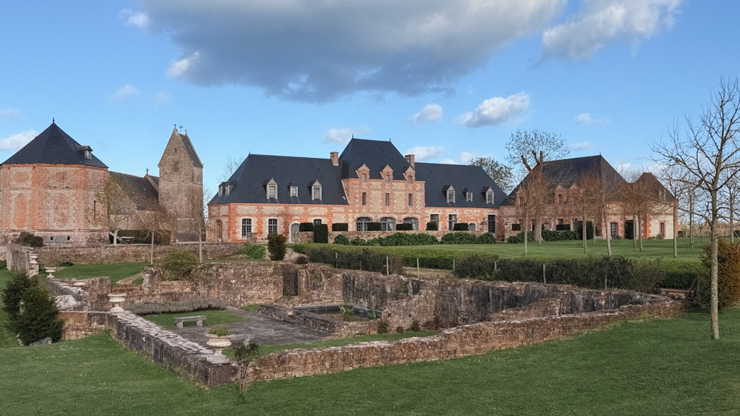 Domaine de Ravenoville, manoir rénové dans le Cotentin entouré de verdure 