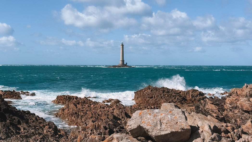 Phare de Goury face au Raz Blanchard en Normandie dans le Cotentin