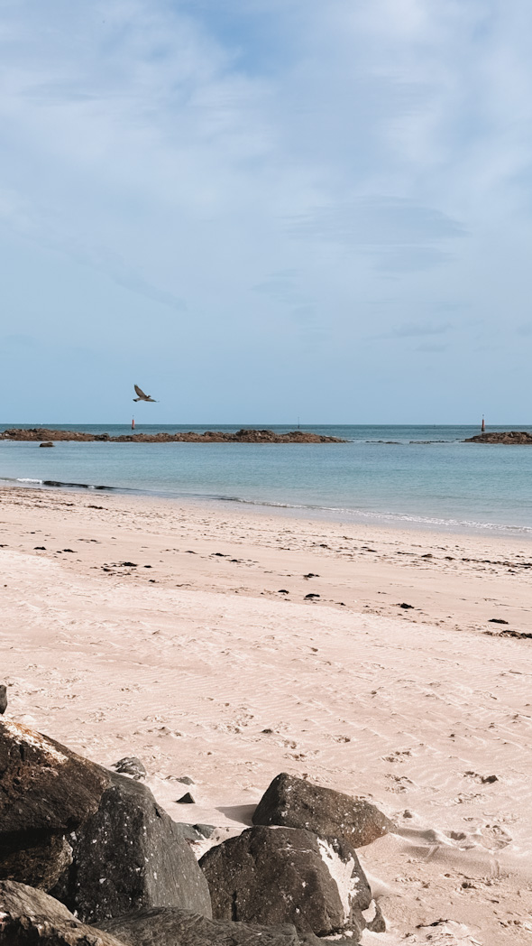 Plage sauvage de la Sambière en Normandie dans le Cotentin