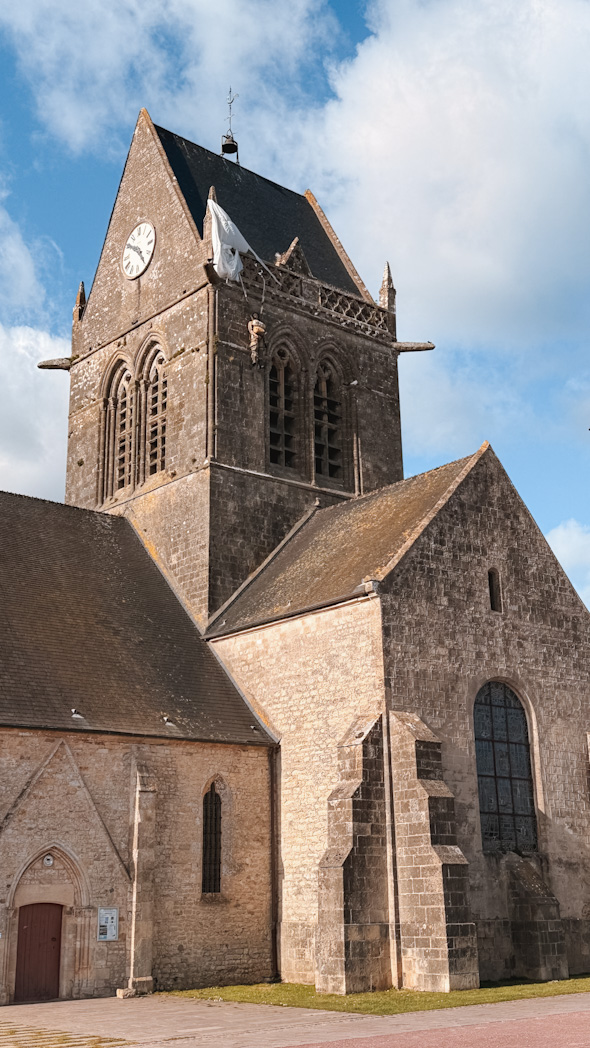 Église de Sainte-Mère-Église dans le Cotentin avec parachutiste célèbre accroché au clocher