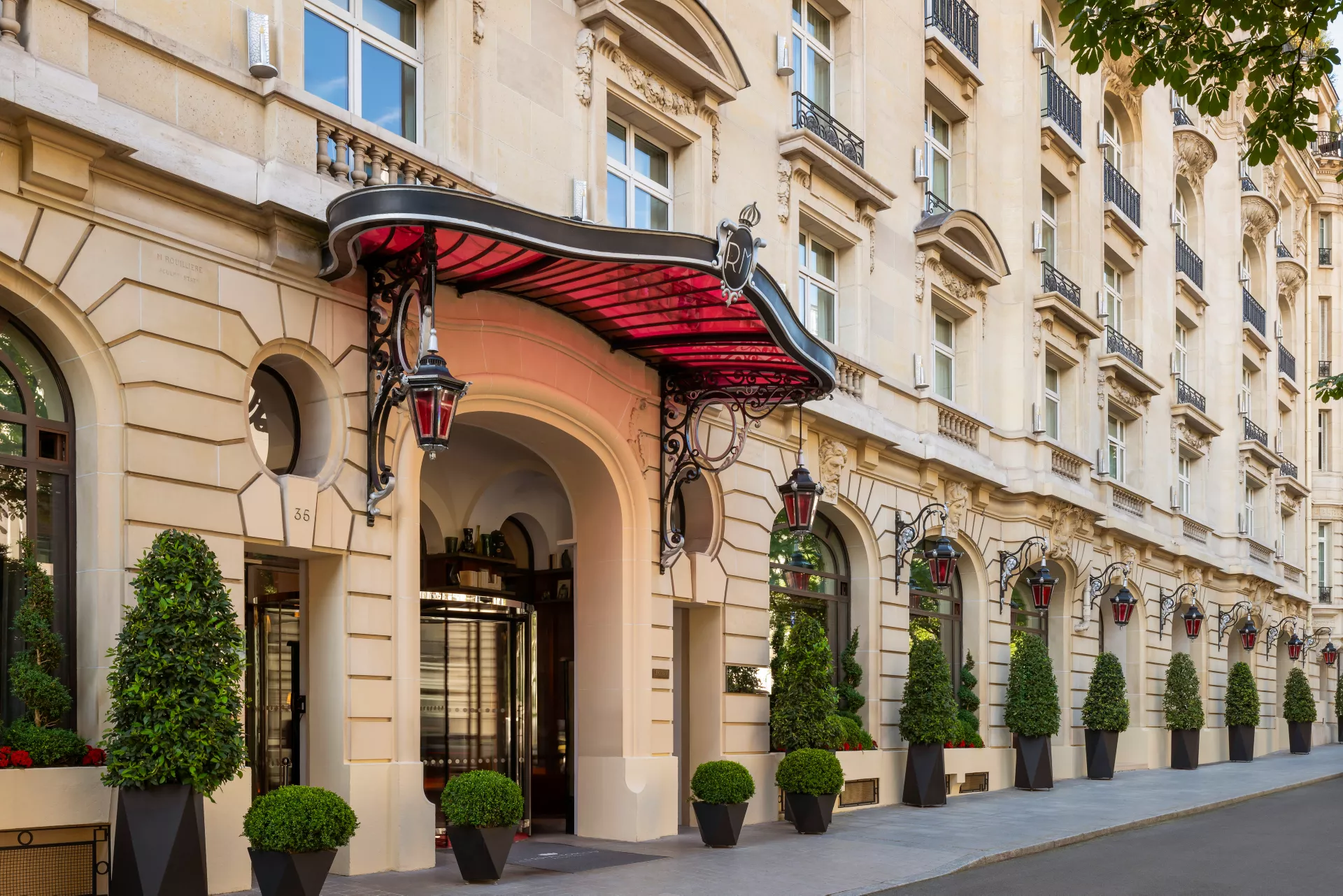 Entrée et façade de l’Hôtel Royal Monceau Raffles Paris, hôtel de luxe à Paris