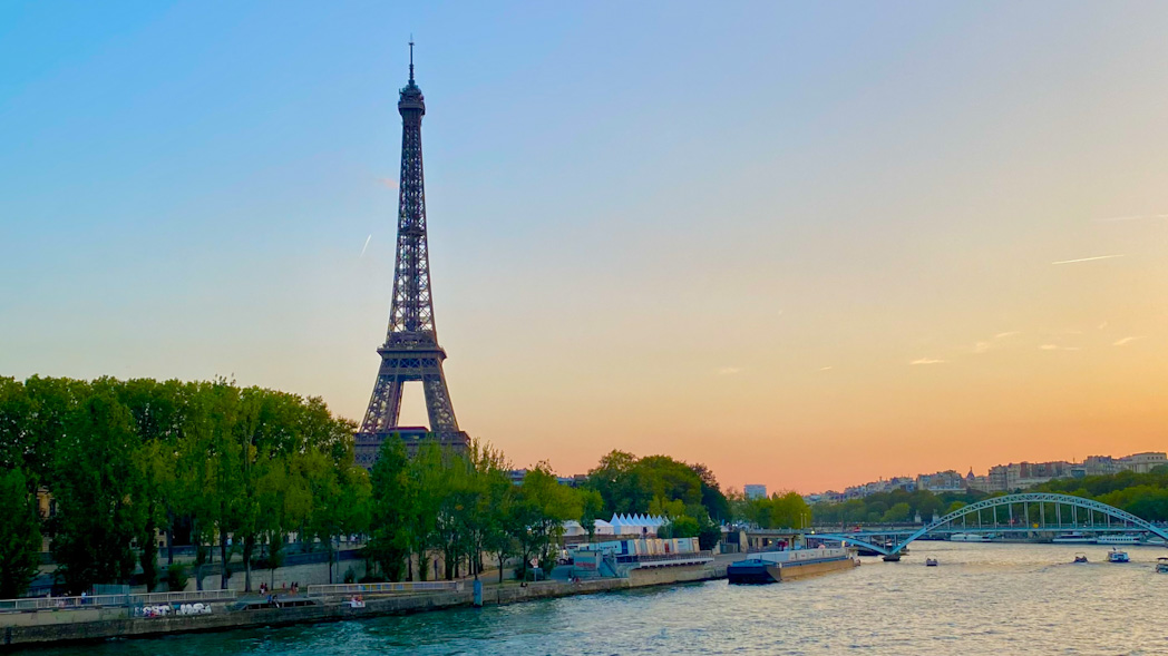 Vue sur la Tour Eiffel au coucher du soleil lors d’un week-end à Paris
