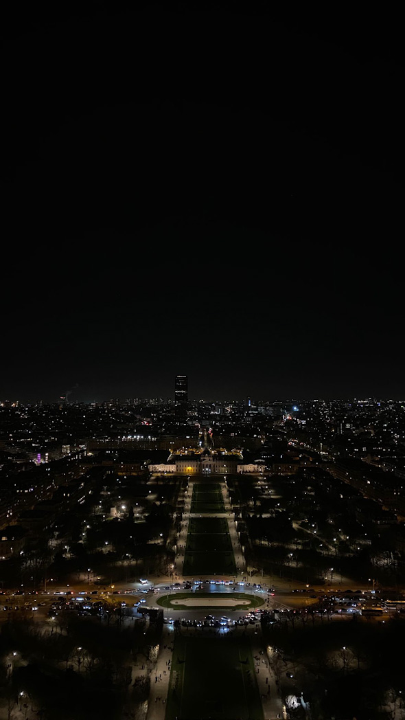Vue de nuit sur Paris depuis le sommet de la Tour Eiffel