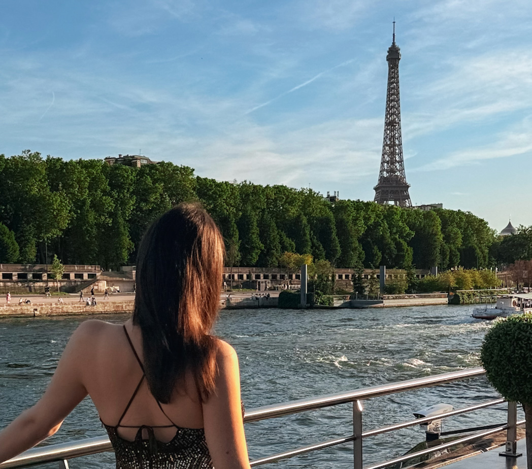 croisière sur la seine à paris en bateau mouche avec vue sur la tour eiffel