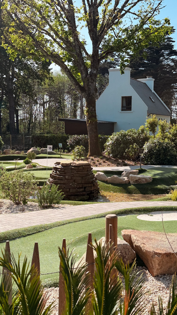 City Golf à Bénodet en Bretagne, activité de mini-golf dans un cadre verdoyant