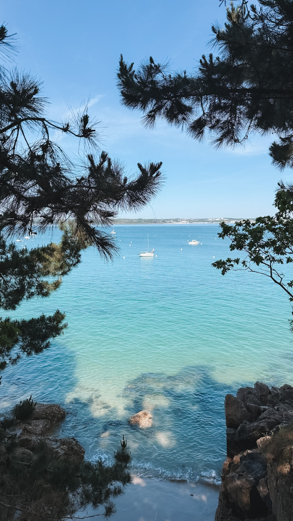 Criques de Beg-Meil à Fouesnant, site naturel proche de Bénodet dans le Finistère sud