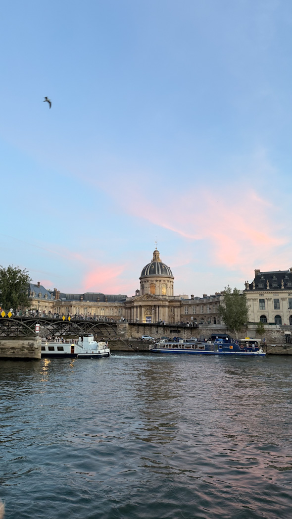 Bateau-mouche naviguant sur la Seine à Paris avec vue sur les monuments emblématiques et les quais de la capitale.