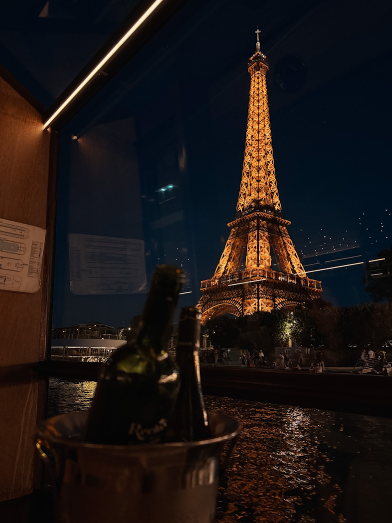 Vue de la Tour Eiffel lors d'une croisière sur la Seine à Paris