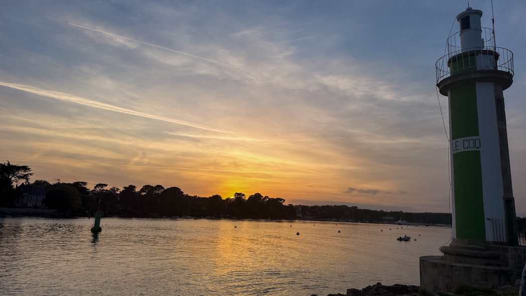 Coucher de soleil sur la plage du Coq à Bénodet avec vue sur le phare du Coq