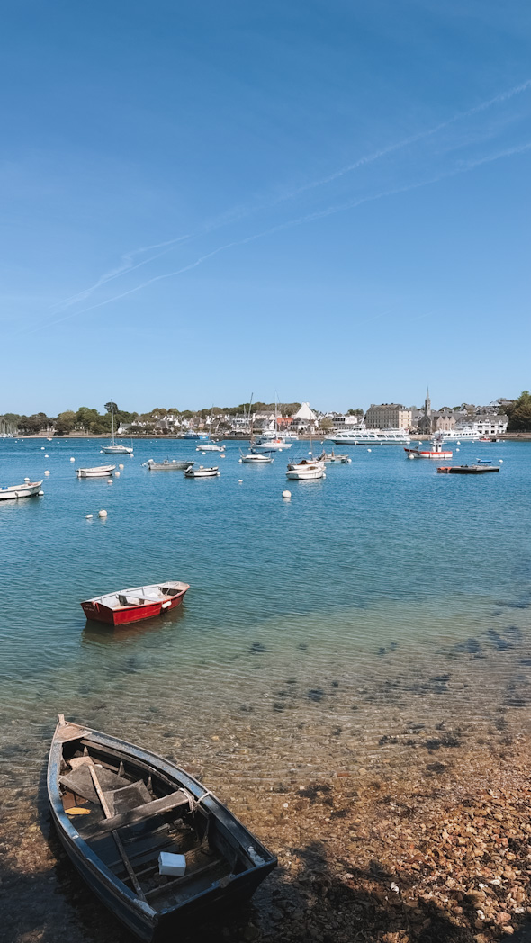 Vue sur Bénodet en Bretagne depuis le port de Sainte-Marine de l'autre côté de l’Odet