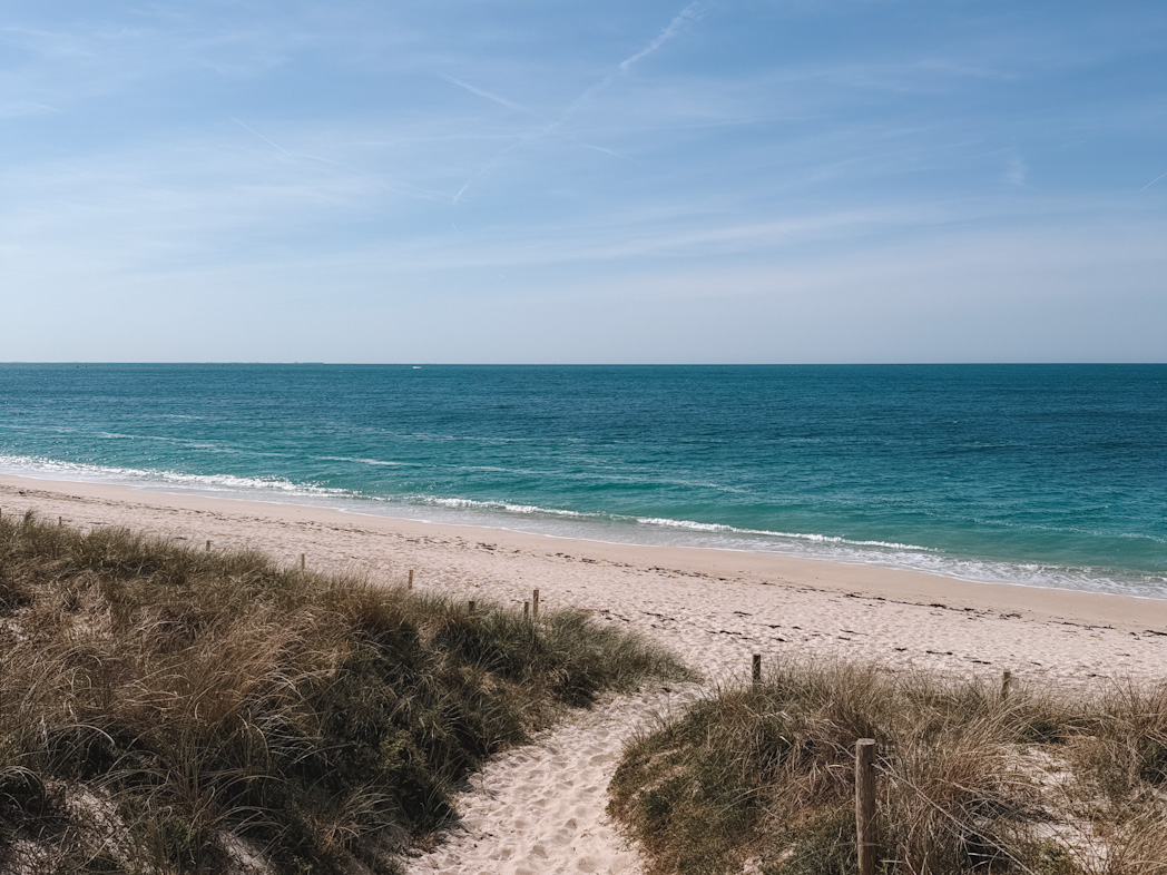 Randonnée sur le sentier côtier GR34 à Bénodet en Bretagne avec vue sur l’océan Atlantique