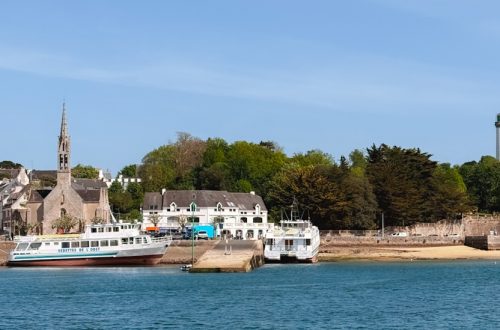 Vue sur le port et le phare de Bénodet depuis Sainte-Marine