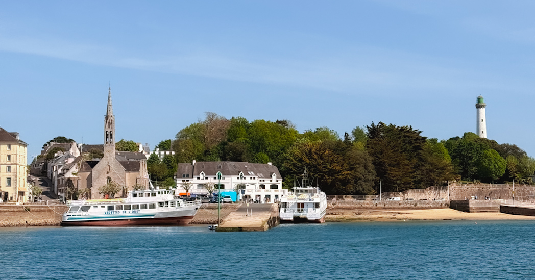 Vue sur le port et le phare de Bénodet depuis Sainte-Marine
