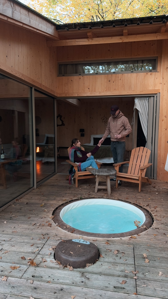 Cabane Bois de Rosoy dans les arbres avec jacuzzi sur la terrasse, idéal pour un logement insolite proche de Paris