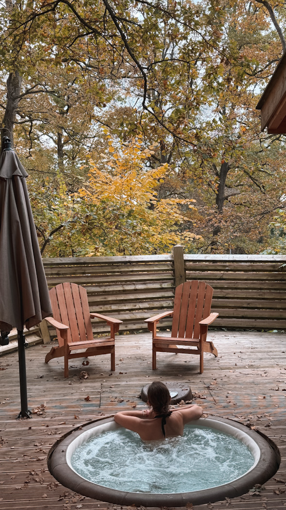Cabane Bois de Rosoy dans les arbres avec jacuzzi sur la terrasse, idéal pour un logement insolite proche de Paris