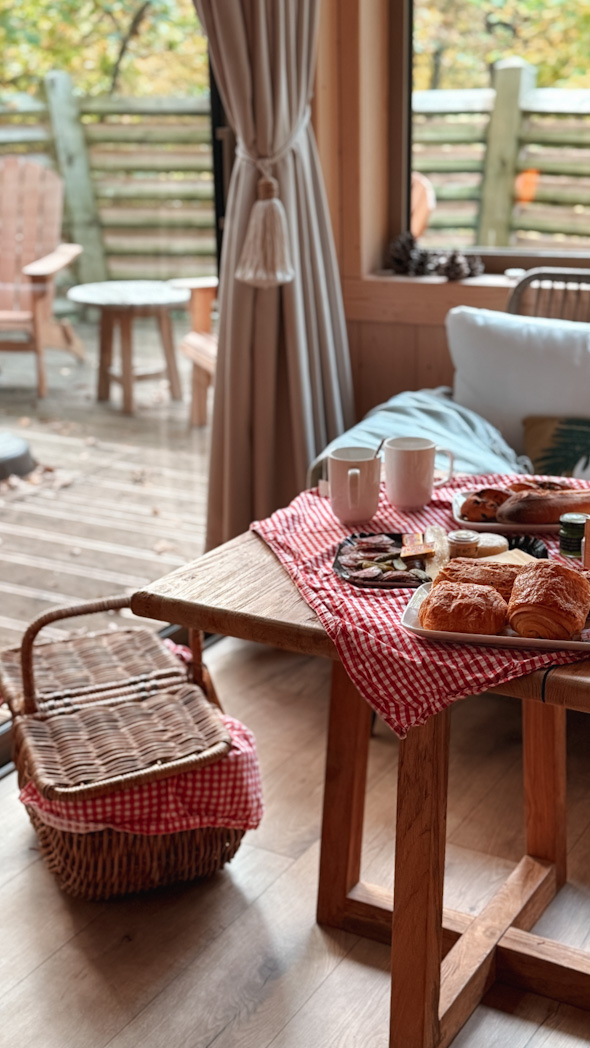 Cabane Bois de Rosoy dans les arbres avec jacuzzi sur la terrasse, idéal pour un logement insolite proche de Paris