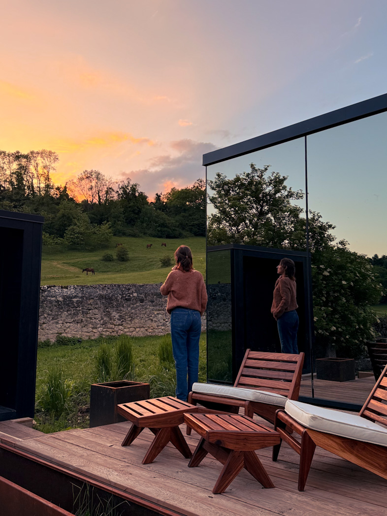 Cabane miroir au coucher du soleil proche de Paris idéal pour tester un logement insolite