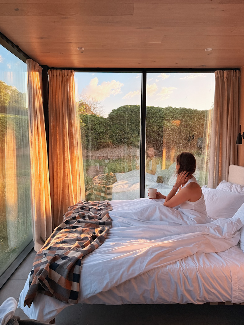 Intérieur d'une cabane miroir à tester un logement insolite proche de Paris