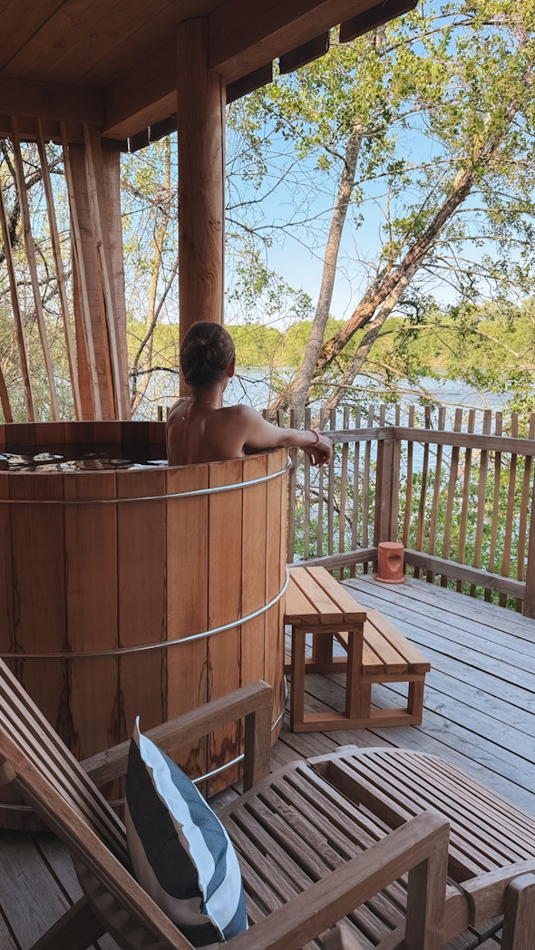 Coucou Cabane de l'Orvanne à Moret-sur-loing en pleine nature avec bain nordique sur la terrasse, idéale pour un logement insolite proche de Paris
