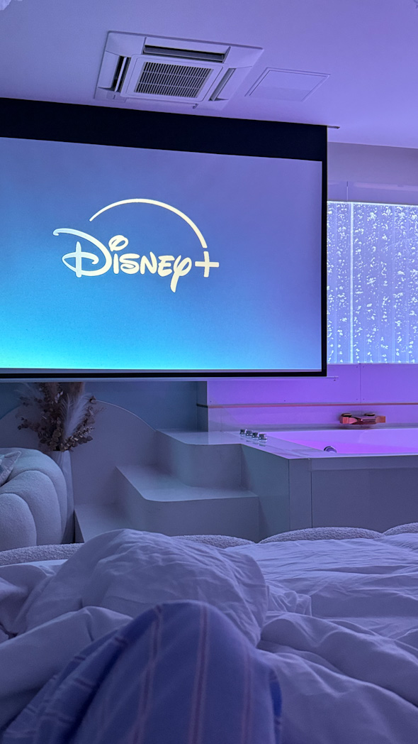 Suite immersive dans les nuages avec jacuzzi pour une nuit insolite proche de Paris