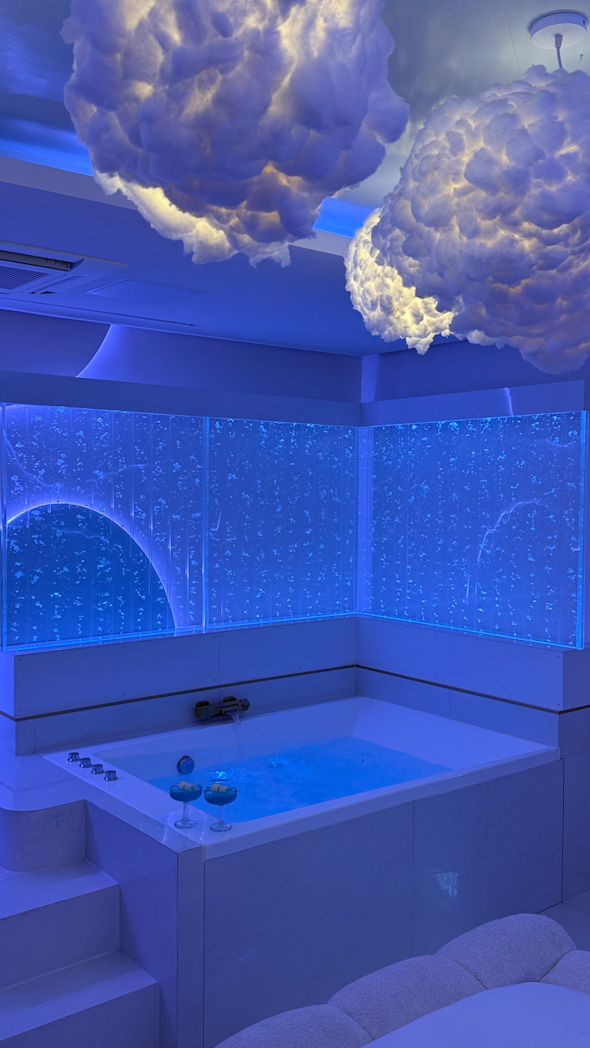 Suite immersive dans les nuages avec jacuzzi pour une nuit insolite proche de Paris