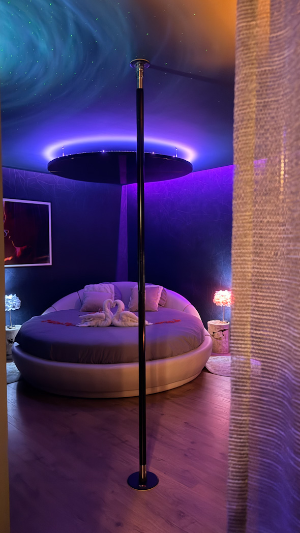 Suite romantique (love room) avec spa à Orléans pour un week-end insolite proche de Paris