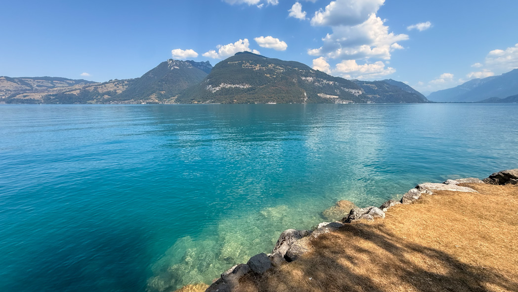 Lac de Brienz aux eaux turquoise dans l'Oberland bernois