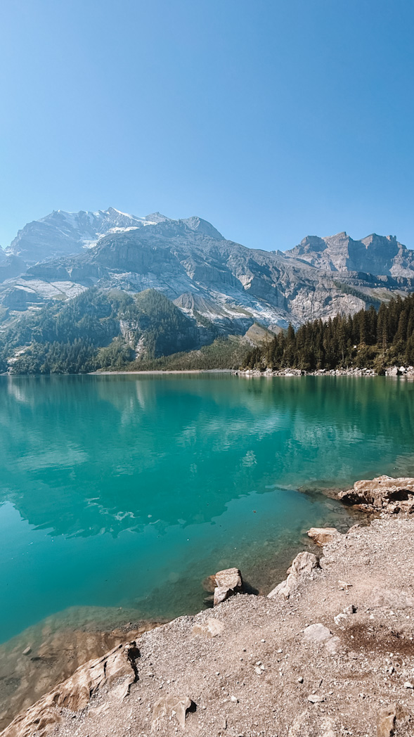 Lac d'Oeschinen entouré de montagnes dans l'Oberland bernois