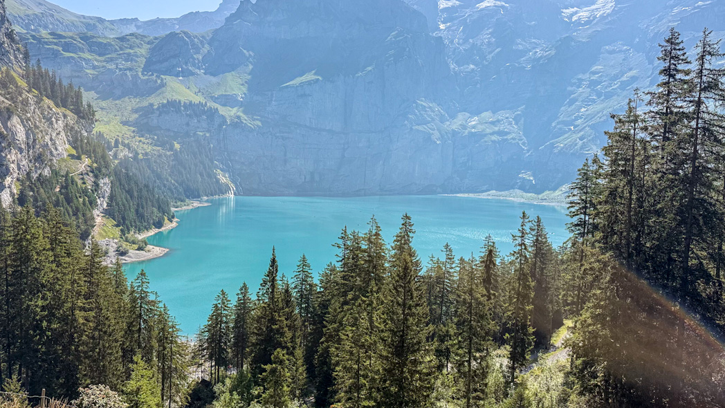 Lac d'Oeschinen entouré de montagnes dans l'Oberland bernois