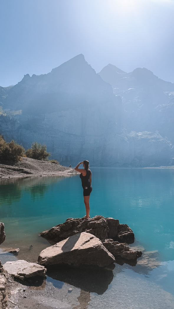 Lac d'Oeschinen entouré de montagnes dans l'Oberland bernois