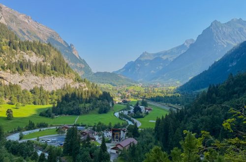 Vue sur le village de Kandersteg lors d'un road trip de 5 jours en Suisse
