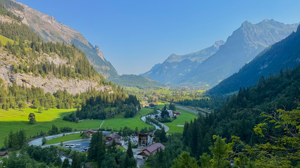 Vue sur le village de Kandersteg lors d'un road trip de 5 jours en Suisse